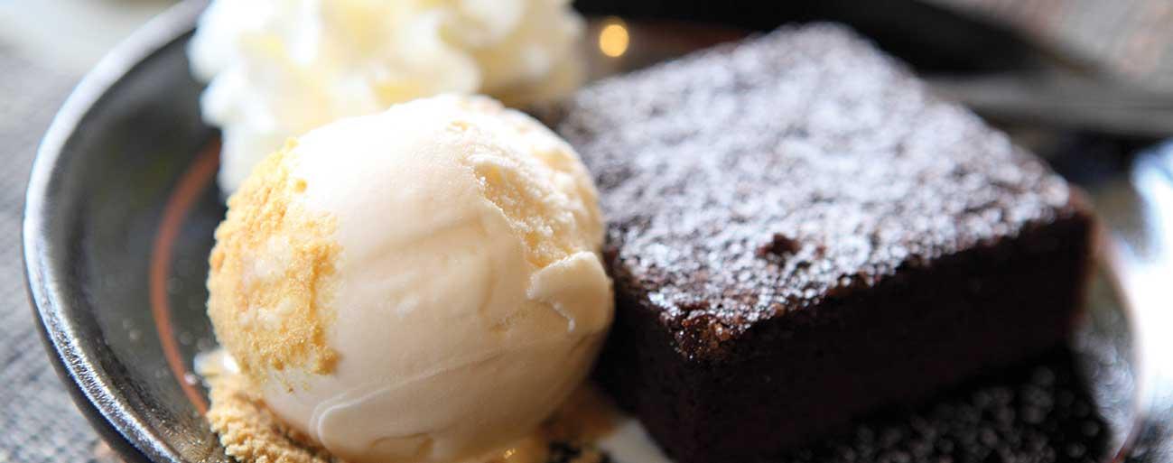 vanilla-with-brownie-sundae brownie with scoop of vanilla gelato