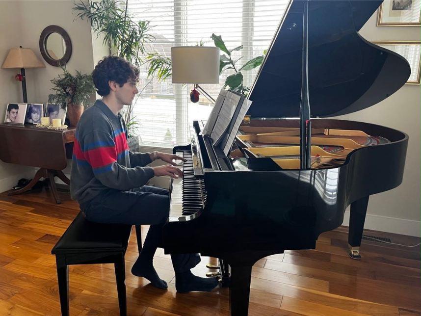 Matthew al piano, Mama Ía blog